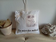 MIĘCIUTKA ZAWIESZKA Z MATERIAŁU TU MIESZKA MIŁOŚĆ BAWEŁNA