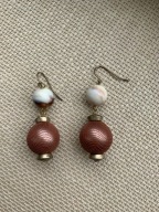 długie kolczyki kule brązowo beżowe Stradivarius