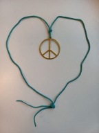 Złota pacyfa na zielonym rzemyku