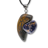 Wisiorek z naturalnego drewna orzecha i sodalit - rękodzieło z duszą natury