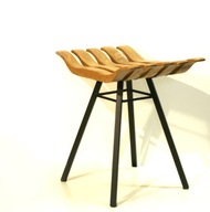 stołek taboret wygodny profilowany naturalny dąb na stalowych nogach