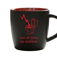 Kubek „Jest ch*jowo ale stabilnie” czarny mat czerwone wnętrze