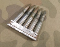 Naboje do carskiego Mosina w ładowniku.