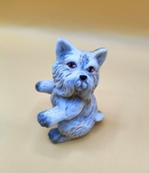 Maleńki stoi na dwóch łapkach proszący Yorczek YORK porcelanowy 7 cm