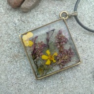 Zawieszka z żywicy i kwiatów wrzośca z żółtymi kwiatkami