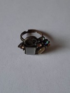 Pierścionek z kamieniami, kryształkami Avon 17mm regulowany | vintage