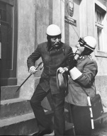 Milicja mundur MO MAKLAKIEWICZ fotografia fotos film CZERWONE I ZŁOTE 24x30