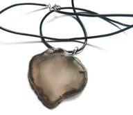 Szary nieregularny surowy plaster agatu, wisior na rzemieniu
