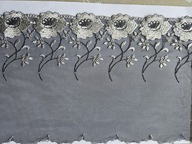 Haft stabilny biały na czarnym tiulu szerokość 17cm .