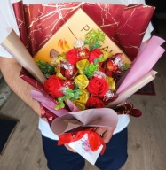 Bukiet kaskadowy z bombonierką, różami i pralinami Lind