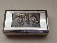 Pudełko do tytoniu z konikami na pokrywie.