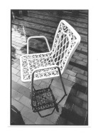 Pocztówka - Krzesło, opustoszała kawiarenka i deszcz ...