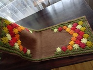 Narzutka bieżnik haft wełną kolor