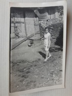 PRL kobieta wieś podwórko buda dla psa (1761)