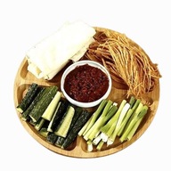 BAMBUSOWA DESKA DO SERWOWANIA SERÓW PRZEKĄSEK Z MISECZKĄ