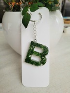 Breloczek litera kwiaty niezapominajki w żywicy, prezent Walentynki