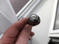 Patriotyczny pierścień / sygnet z czaszką gapy emalia III Rzesza