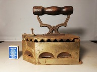 Stare mosiężne żelazko na węgiel z kogutem