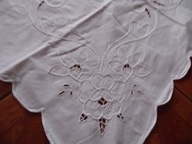 Bawełniany obrus , haft wstążeczkowy - 76 cm x 80 cm