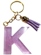 BRELOK LITERA K ALFABET Z FRĘDZLEM OZDOBNY BRELOCZEK ŻYWICA RÓŻOWY HANDMADE