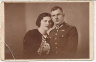 Foto .Wilno B.Brudner Żołnierz z żoną Baretka.wym.13,5 X 8,5 cm