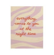 Plakat „Everything Comes to You at the Right Time” – Pastelowa Motywacyjna