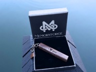 Personalizowany brelok drewniany – imiona, data, miejsce poznania