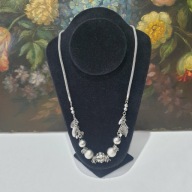 Naszyjnik srebrny kolor, ozdobne kulki i zawieszki, regulowany 53–60 cm