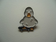 PIN PRZYPINKA BROSZKA KACZKA NA DESKOROLCE