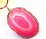 Ogromny, różowy agat z kryształem, imponujący wisior na rzemyku