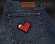 Naszywka Haftowana PIXEL SERCE Retro Gaming – 6 x 7 cm