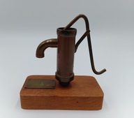 Ręczna pompa wody - figurka ręcznie wykonana - miedz i drewno - świetna