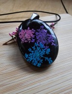 Owalny wisiorek z żywicy z kwiatkami dzikiej marchwi