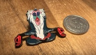 Pin przypinka medytujący pawian