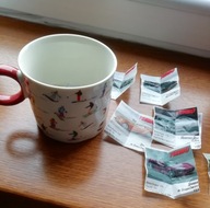 Duży kubek + auta historyjki z gumy turbo.