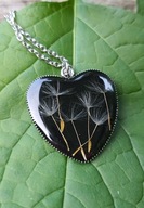 Wisiorek, serce z żywicy z dmuchawcami MoniGArt