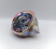 Muszla z porcelany a wewnątrz delfiny - śliczna figurka - perłowa