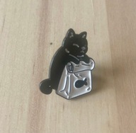 Przypinka pin kot kotek zawija rybkę
