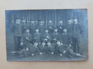 Drużyna żołnierzy pruskich w atelier fotografa.