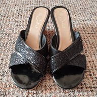 Klapki damskie wizytowe na koturnie czarne lakierowane r.37