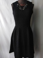 Sukienka czarna z ozdobnym dekoltem - 36