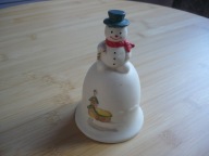 Biały porcelanowy dzwoneczek.