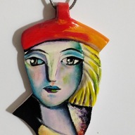 Wisior w stylu kubistycznym- kobieta w czerwonym berecie- glina malowana