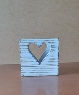 Drewniany prostokątny świecznik na tealight z wyciętym sercem