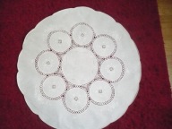 Biały okrągły obrusik.