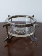 Głęboka szklana paterka z okuciem podstawa na nóżkach