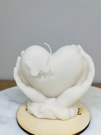 Świeczka sojowa na Dzień Babci, zapach Bursztynowy Spokój, serce w dłoniach