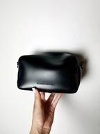 Claudia Canova czarna torebka kuferek ekoskóra mała usztywniana pojemna