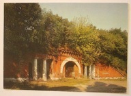 Południowa strona bramy warownej im Ks J. Poniatowskiego Kolumny toskańskie