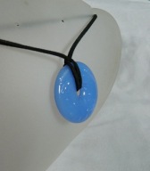 Niebieski jadeit, duże, rzeźbione koło z dziurką, wisior na rzemieniu